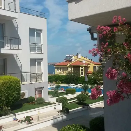 Menada Apolon 公寓式酒店